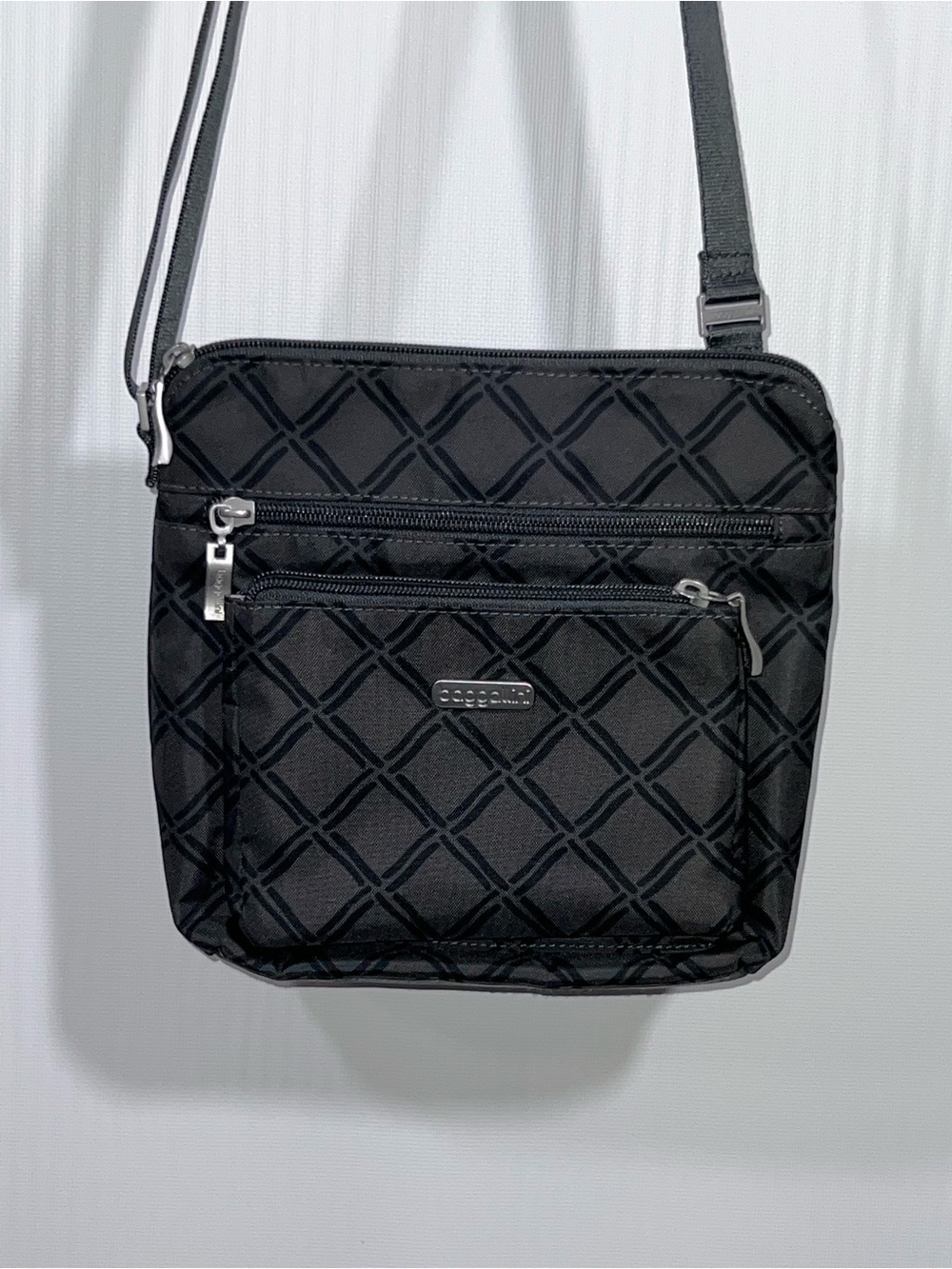 Baggallini Black & Gray Diamond Pattern Crossbody Lighweight Nylon
